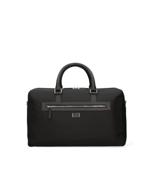 Bolso de lona para hombre. El cierre es con cremallera. Los bolsillos internos son uno con cremallera y dos abiertos. Los bolsillos externos son uno frontal con cremallera. La bandolera es ajustable y extraíble en tejido. El mango es de piel. Hay un compartimento interno. El material exterior es 100% Piel Auténtica. Internamente es 100% Cuero Genuino. Medidas: 47x29x20 cm. Producto de moda