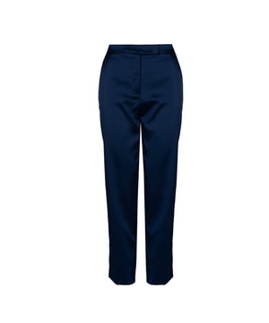El corte ajustado es la elección perfecta para aquellos que valoran la elegancia y la comodidad diaria, resaltando la silueta de manera sutil y con clase.

Con cierre de cremallera y gancho, estos pantalones no solo ofrecen una apariencia elegante, sino también la seguridad de que nada se desabrochará en el momento menos oportuno.

Las piernas ligeramente afinadas añaden un carácter moderno, haciendo que los pantalones se combinen perfectamente tanto con zapatos elegantes como con zapatillas casuales.

La cintura media es un compromiso entre comodidad y apariencia moderna, ajustándose perfectamente a diversos tipos de figuras.

Los bolsillos laterales no solo son prácticos, sino que también añaden un toque casual relajado a los pantalones, perfecto para el uso diario.

En la cadera izquierda, un detalle de la marca subraya la originalidad y la alta calidad del producto, siendo un sutil signo distintivo de la marca.

Hechos de tela de alta calidad, estos pantalones no solo son duraderos, sino también agradables al tacto, asegurando comodidad de uso durante todo el día.
