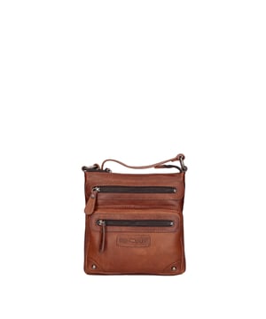 Bolso bandolera para hombre. El cierre es con botón magnético. Los bolsillos internos son uno con cremallera. Los bolsillos externos son dos delanteros con cremallera y uno trasero con cremallera. La bandolera es ajustable en piel. Falta el mango. Hay un compartimento interno. El material exterior es auténtica piel de vacuno. Internamente está forrado en poliéster. Medidas: 22x23x5 cm. Producto de moda