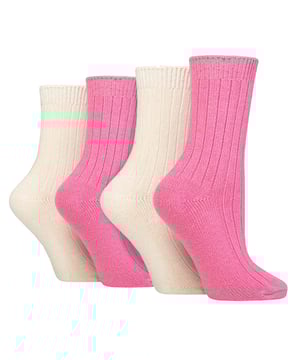 Deze Wildfeet kasjmier sokken voor dames zijn de sokken van luxe en comfort. Ze zijn gemaakt van een mix van natuurlijke wol, viscose en kasjmier en zijn ontworpen om de hele dag warmte en gezelligheid te bieden, of je nu boodschappen doet of thuis ontspant. Deze sokken bieden de perfecte balans tussen luxe en praktisch met een mix van wol, viscose en kasjmier. Het zachte en comfortabele materiaal zorgt voor warmte en isolatie om je voeten behaaglijk te houden bij koud weer, terwijl het ook ademend en vochtafvoerend is. De combinatie van vezels maakt deze sokken duurzamer en zorgt voor langdurige slijtage, terwijl de geribbelde pijpen zorgen voor meer comfort. De ronde lengte en gemiddelde dikte maken ze tot een goede keuze voor vrijetijdsschoenen of -laarzen, waardoor ze een vleugje comfort toevoegen aan elke outfit. Deze 4 paar Wildfeet Kasjmier sokken worden geleverd in 2 geschenkdozen en zijn aantrekkelijk verpakt met een strik van satijnen lint, waardoor ze ideaal zijn om cadeau te doen aan vrienden of familie. Misschien zelfs een last-minute kerstcadeau of kousenvulling? Wild Feet is een assortiment sokken met coole ontwerpen, opvallende kleuren en eigenzinnige slogans - van mopshonden en pinguïns tot leeuwen en lama's! Kies uit een reeks stijlen voor heren en dames, van jurkjes tot sportsokken. Er zijn zelfs enkele sportieve stijlen beschikbaar! Er zijn 14 kleuren om uit te kiezen. Ze zijn verkrijgbaar in één maat Dames 37-42 EU, zijn gemaakt van 37% Wol, 27% Viscose, 24% Polyamide, 11% Kasjmier, 1% Elastaan ​​en zijn machinewasbaar.