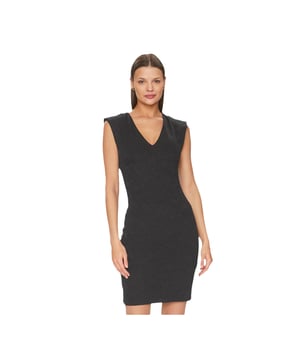 Kleid Guess Ofelia Damen Schwarz Baumwolle. Authentisches Kleidungsstück der Marke Guess - Streetwear/Sportwear-Design von Guess - Guess für modebewusste Frauen, perfekt für den Alltag - Das schwarze Kleid von Guess lässt sich hervorragend mit dem Rest Ihrer Garderobe kombinieren - bequeme Baumwollqualität - klassisch - Ofelia -