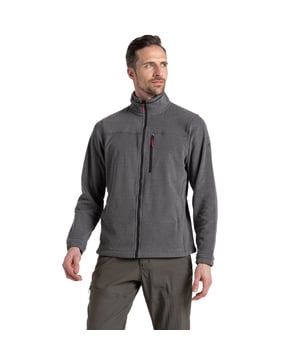 100% Polyester. Gewebetechnik: isolierend, Schnell trocknend. Gewebe: Micro-Vlies. Design: Logo, Unifarben. Durchgehender Reißverschluss. Pflegeleicht. Taschenart: Zwei Seitentaschen, 1 Brusttasche, Reißverschluss. Hoch geschnitten. Langärmlig. Nachhaltigkeit: Aus recyceltem Material. S: 96,52 cm. M: 102 cm. L: 109 cm. XL: 116,84 cm. XXL: 124,46 cm.