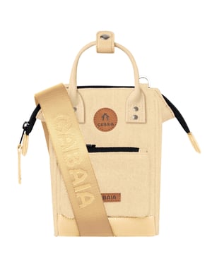 Diese kleine Umhängetasche vereint Funktionalität mit modernem Design. Das aufgenähte Frontlabel setzt einen stilvollen Akzent, während der praktische Reißverschluss das geräumige Hauptfach sicher verschließt. Zwei Innenfächer bieten Platz für wichtige Essentials, darunter Smartphones bis zu einer Höhe von 18 cm. Dank der großen Taschenöffnung ist der Inhalt leicht zugänglich. Der verstellbare, abnehmbare Schultergurt sowie zwei kurze Henkel mit verbindender Lasche ermöglichen vielseitige Tragemöglichkeiten. Gefertigt aus wasserabweisendem und besonders robustem Material, ist die Tasche ein idealer Begleiter für den Alltag. Ein besonderes Highlight ist die auswechselbare Vordertasche "Nano Bag Ibiza", die mit Gurten und Druckknöpfen sicher befestigt wird. Diese Befestigung sorgt für zusätzlichen Diebstahlschutz. Bitte beachten: Die Schultergurte dieser Umhängetasche sind nicht mit den Gurten der Bauchtaschen kompatibel.
