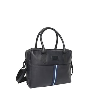 Meet your ideal travel companion – the Barneys Originals Messanger. Crafted from soft yet durable real leather, this versatile bag ensures both style and resilience for your journeys. With an adjustable strap, it effortlessly adapts to any occasion, making it a practical and chic choice for all your travel needs.