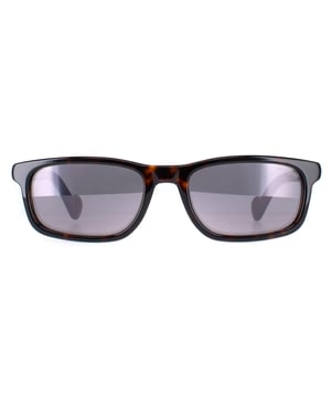 Die Moncler ML0116 52C dark havana smoke mirror Sonnenbrille hat ein elegantes, rechteckiges Design, das sich mühelos mit jedem Outfit kombinieren lässt. Der Rahmen ist aus hochwertigem Acetat gefertigt, das für Langlebigkeit und Leichtigkeit sorgt, so dass Sie die Brille den ganzen Tag lang bequem tragen können.   Das ikonische Moncler-Logo ist dezent in die Bügel eingraviert, um die Authentizität der Brille zu unterstreichen.