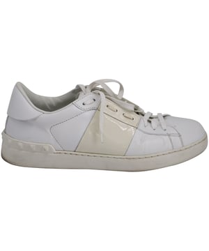 VINTAGE, RRP WIE NEU  
Diese Valentino Sneakers sind einfach perfekt für einen stilvollen Ausflug! Sie sind aus weißem Leder gefertigt und mit einem goldenen Band über den Vorderkappen gestaltet, dazu bieten sie komfortable, runde Zehen. Die Schnürung und die gut sitzenden, ledergefütterten Einlegesohlen vervollständigen dieses Must-Have-Paar gekonnt.

Valentino Accent Band Sneakers aus weißem Leder  
Material: Leder  
Farbe: Weiß  
Größe: EU41/US8/UK7  
Zustand: sehr gut  
Abnutzungsspuren: Gebrauchsspuren an den Sohlen, leichte Falten im äußeren Leder  
SKU: 152284