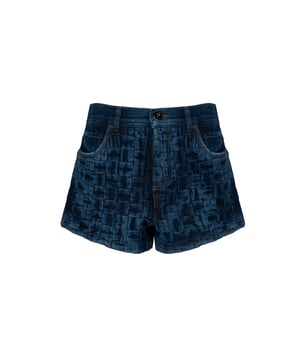 Los shorts de mezclilla son un elemento esencial del guardarropa de verano, combinando estilo y comodidad, perfectos tanto para la playa como para paseos urbanos.

Cuentan con un botón y una cremallera marcados con el logo, que no solo les añaden un carácter único, sino que también garantizan comodidad y facilidad al vestirse, lo cual es muy práctico para su uso diario.

Con dos bolsillos en la parte delantera y trasera, que no solo incrementan su funcionalidad, sino que también añaden un toque de estilo, permitiendo guardar pequeños objetos como teléfonos o llaves, eliminando la necesidad de llevar una bolsa adicional.

Están hechos con tejidos de alta calidad, lo que asegura durabilidad y confort al usarlos, manteniendo un aspecto excelente incluso después de muchos lavados, lo que los convierte en una inversión a largo plazo.