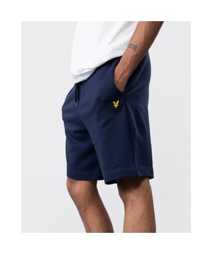 Heren sweat short van het merk Lyle & Scott. De shorts van Lyle & Scott zijn gemaakt van 100% biologisch katoen, en hebben een normale pasvorm. Het zachte katoen zorgt voor een heerlijk draagcomfort.  Merk: Lyle & ScottModelnaam: Sweat ShortCategorie: heren shortMaterialen: katoenKleur: navy blauw