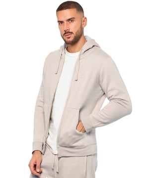 Presentamos la sudadera con capucha y cremallera Enzo para hombre, un complemento versátil para tu armario. Confeccionada pensando en la comodidad y el estilo, esta sudadera con capucha cuenta con puños y capucha ajustable con cordón para un ajuste personalizado. Con prácticos bolsillos laterales, ofrece funcionalidad y moda. Acabado con estampado Enzo