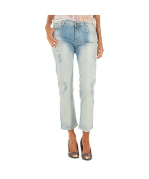 Long denim pants.
 Zipper and button closure on the front.
 Waist with belt loops.
 Two open pockets and mini pocket on the front.
 Two open pockets on the back.
 Metallic application of the brand name and logo, on the back of one of the pockets.
 Straight cut bottoms.
 Seams seen in tone.
 Composition: 98% Cotton, 2% Elastane
 Care:
- Wash maximum at 40ºC.
 - Iron at medium temperature, max. 110ºC.
 - Allows you to use a dryer.
 - Do not use bleach.
 - Does not support dry cleaning.