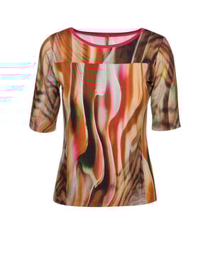 Top van stretch jersey stof met print. Ronde halslijn en ¾ mouwen. Naaddetail op de borst.