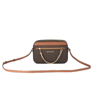 Confeccionado en nuestro lienzo estampado con el logo característico y adornos de cuero, el bolso bandolera Jet Set es un estilo atemporal para todas las estaciones.
Su silueta elegante y compacta tiene el tamaño perfecto para llevar tu teléfono, cartera y llaves.

Detalles:
- Tipo de accesorio: Bandolera.
- Material: Lona revestida estampada con el logo.
- Herraje: En tono dorado.
- Detalles exteriores: Bolsillo trasero abierto.
- Detalles interiores: Bolsillo abierto delantero, bolsillo trasero con cremallera.
- Correa ajustable: 54,6 cm-59,7 cm.
- Cierre: De cremallera.

Michael Kors cuenta en cada uno de sus accesorios con una colección de fuerte identidad, ofrece una mezcla fresca de tendencias, colores y siluetas que nunca pasan de moda, con estilo y actitud urbana. Cada bandolera mujer diseñada por Michael Kors, es un lujo accesible con un toque de glamour moderno, inesperado y cómodo que ofrece una pieza para cada ocasión.
 Medidas: Alto x ancho x fondo : 16 x 23,5 x 5,5 cm.
 Composición: 50% PVC, 50% Cuero
 Cuidados:
Limpiar con un paño húmedo.