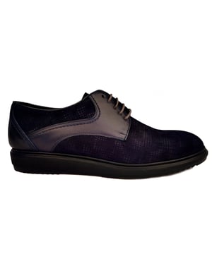 Zapato con cierre de cordones, detalles de costuras en toda su superficie. Cuenta con una cómoda suela y una planta antideslizante.