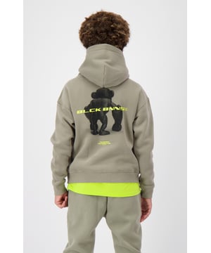 51 % poliéster | 49 % algodón Ajuste regular Bolsillo tipo canguro Estampado BNNS Convoy NEGRO en el pecho Se puede combinar con PANTALONES DEPORTIVOS 3D JR.