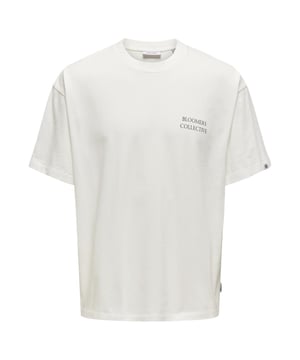 Entdecken Sie das Herren-T-Shirt von Only & Sons - Ihr neues Essential für einen lässigen und modernen Look. Das kurzärmelige T-Shirt hat eine Oversized-Passform und einen trendigen Print, der Ihrem Outfit einen coolen Touch verleiht. Mit klassischem Rundhalsausschnitt (O-Ausschnitt) und lockerer Passform ist das T-Shirt angenehm zu tragen und bietet optimale Bewegungsfreiheit. Aus hochwertigen Materialien gefertigt, garantiert es einen hohen Tragekomfort und schrumpft um maximal 5%, so dass die Passform auch nach dem Waschen erhalten bleibt. Perfekt für den Alltag, die Freizeit oder entspannte Aktivitäten - dieses T-Shirt ist vielseitig und immer die richtige Wahl. Genießen Sie die ideale Mischung aus Stil und Komfort mit dem Only & Sons T-Shirt für Herren. Ihr neues Lieblingsteil für einen modischen und lässigen Look!