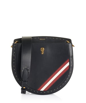 100% piel de becerro; Bolsa Bally; Modelo: 59379020532 F020; Mano de obra de alta calidad; Dos compartimentos de bolsillo, uno con cierre magnético; Un compartimento lateral con cremallera; Correa de hombro ajustable; Dos bolsillos interiores; Dimensiones (cm): 26 x 26 x 8; Detalles del logotipo de Bally.