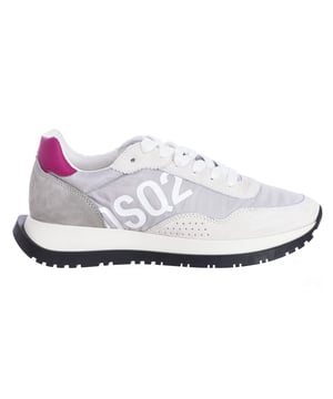 Dsquared2 sportschoenen.
 Halfhoge sportschoenen, ideaal voor dagelijks gebruik.
 Comfortabele en ademende stof.
 Merknaam gegraveerd op de zijkant en op de tong.
 Verstelbaar met veters.
 Samenstelling: Buitenkant: Leer en Textiel; Binnenkant: Leer en textiel; Zool: Synthetisch
 Onderhoud:
Niet in de wasmachine stoppen.
 Reinigen met een vochtige doek.
 Geen bleekmiddel gebruiken.
 Niet in de droger.