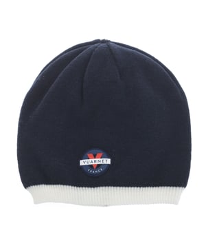 Gorro de punto de la marca Vuarnet.
Gorro con tacto muy agradable.
Logo de la marca en el frontal.
 Composición: 100% Acrílico
 Cuidados:
Lavar a temperatura máxima 30º.
Secadora a temperatura baja.
Planchar a temperatura baja.
No usar lejía.
No lavar en seco.