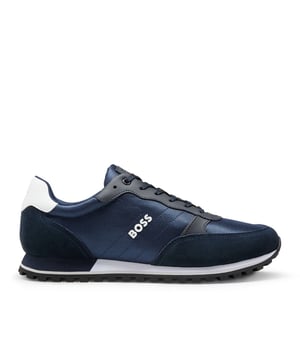 Met de BOSS Parkour Runners verhoog je moeiteloos je actieve stijl. Met een veterontwerp voor comfort en flexibiliteit hebben deze schoenen een mix van texturen voor een moderne uitstraling. De EVA en rubberen buitenzool bieden superieure tractie en langdurige duurzaamheid, versterkt door een luxe lederen afwerking voor een vleugje verfijning. De lichtgewicht zool zorgt voor flexibiliteit en ademend vermogen.- De monochrome kleurstelling zorgt voor gemak bij het stylen.- Samenstelling: Bovenstuk: 100% gerecycled polyester. Voering: Zool: EVA Rubberen Buitenzool.- Onderhoud: Reinigen met een zachte vochtige doek. Zie de onderhoudsinstructies voor verdere instructies.- Ref: 50470152-401