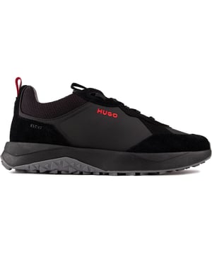 Zapatillas negras con cordones HUGO Kane Runn con una parte superior de materiales mixtos de primera calidad, detalles llamativos y marca HUGO en contraste. Estas zapatillas deportivas contemporáneas de estilo running tienen detalles sencillos monocolor con detalles en rojo, una plantilla y un cuello en el tobillo acolchados y una suela exterior gruesa con tacos para mayor comodidad y agarre. Ya sea que quieras hacer una declaración de moda de diseñador, hacer algunos recados o dejar una huella en el gimnasio, estos son tus corredores preferidos.