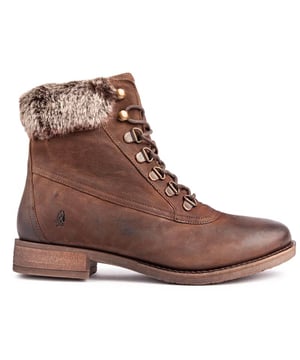 Las botas Hush Puppies Effie están a la moda y son cómodas de llevar. Están fabricados en piel texturizada. con cuello de piel sintética. Ojales de anilla en D de metal plateado. Cremallera interior y logo en relieve. Son la opción ideal para tus encuentros urbanos y hacer recados diarios con estilo.