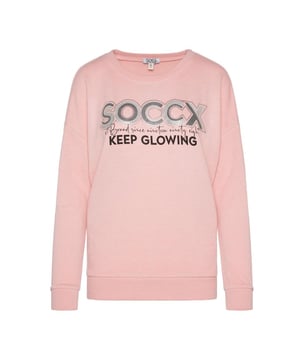 Dit sweatshirt voor dames is een tijdloze en makkelijk te stylen basic. Het is gemaakt van zacht, hoogwaardig materiaal dat aangenaam aanvoelt op de huid en een hoog comfortniveau belooft. De losse snit en verlaagde schouders zorgen voor een casual look. Het heeft een klassieke ronde hals met een geribbelde rand. Mouwen en zoom zijn afgewerkt met geribde manchetten. De print op de voorkant wordt geaccentueerd met metallic elementen en rondt het effen design van de trui perfect af.