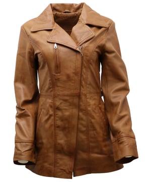 Introductie van een eigentijdse kijk op klassieke stijl met ons slim-fit leren jack. Deze jas is ontworpen voor degenen die moderne chic waarderen en heeft een prachtig nauwsluitend silhouet. De voorkant heeft een double-breasted afwerking met een verborgen YKK-ritssluiting, die leidt naar een elegante kraag met brede inkepingen. Een magere stropdas voegt een vleugje moderne flair toe en accentueert de taille, wat een casual en toch verfijnde uitstraling biedt. Belangrijkste ontwerpkenmerken:  Vervaardigd van 100% eersteklas, ultrazacht nappaleer, dat uitzonderlijke kwaliteit en comfort garandeert. Beschikt over een skinny tailleband die een uniek en stijlvol element toevoegt. Twee subtiele taillezakken en een extra Napoleonzak met ritssluiting op het bovenste juk zorgt voor gebruiksgemak en opbergruimte. Slim fit ontwerp met verlengde lengte voor een strakke en eigentijdse look. Verborgen YKK-ritssluiting draagt ​​bij aan de strakke esthetiek van de jas .  Dit jack is een strakke herinterpretatie van de klassieke bikerstijl, verkrijgbaar in drie premium kleurstellingen. Geef je garderobe een boost met dit chique en nauwsluitende leren meesterwerk.