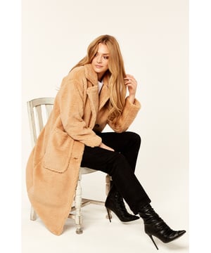 Mis deze winter deze warme en comfortabele overjas van bont niet met zakdetails aan beide kanten met drukknoopsluiting. Dit is een musthave voor de Londense winters. Geef je outfit dit seizoen een extra chique touch met deze bontjas, ongeacht de gelegenheid.