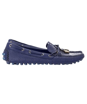 VINTAGE, UVP WIE NEU  
Um Ihre Outfits perfekt zu ergänzen, präsentiert Louis Vuitton Ihnen dieses Paar Loafers, die Stil pur verkörpern. Sie wurden aus dem charakteristischen Monogramm-Empeinte-Leder gefertigt und mit Schleifen auf den Vorderkappen gestaltet. Die bequemen Loafers lassen sich leicht anziehen und sind die perfekte Wahl, um Ihre modische Seite zu unterstreichen.

Louis Vuitton Gloria Flache Loafers aus blauer Leder  
Zustand: sehr gut  
Abnutzungsspuren: Keine sichtbaren Gebrauchsspuren. Keine Markierung auf der Innensohle. Sehr leichte Markierung an den Sohlen.  
Verpackung: Keine  
Farbe: Blau  
Material: Leder  
Größe: EU 36/US 6  
Maßnahmen:   
SKU: TONPUDESH448482W