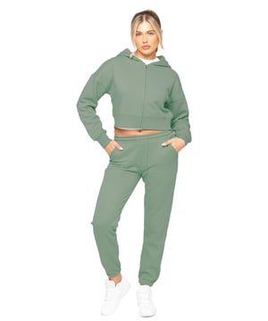 Chándal corto con capucha Enzo para mujer. Conjunto de sudadera con cremallera, capucha y pantalón tipo jogger. Sudadera con capucha corta y joggers de corte regular con diseño con puños. Forro interior cepillado en la parte posterior. Corte recortado para uso casual. Chándal esencial para estar por casa.