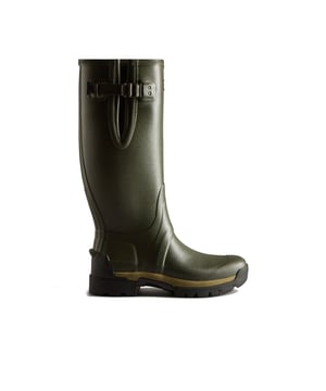 Hunter Balmoral Adj Tec Zool Hoge Laars Donker Olijf
De Balmoral laars heeft een prestatiegerichte Vibram zool die speciaal is ontwikkeld voor Hunter. Deze zool verbetert schokabsorptie met multi-directionele schoenplaatjes die zijn ontworpen voor grip en modderafvoer. Handgemaakt van zacht rubber voor comfort en duurzaamheid. Specifiek ontworpen voor een flexibele pasvorm met de verstelbare zijkant. Deze op technologie gerichte laarzen worden ook geleverd met uitneembare voorgevormde inlegzolen om de pasvorm van de laars aan te passen.

100% rubber
Waterdicht
Gecertificeerd veganistisch
Handgemaakt
Uitbreidbaar kruisje
Neopreen voering
Multi directionele buitenzool
Klassiek Hunter rood dooslogo
Stijl - MFT9136RNP