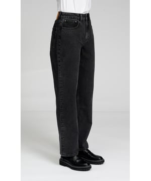 Gerade Jeans von TeeShoppen
Jeans von TeeShoppen sind schick, bequem und stilvoll und damit das ganze Jahr über eine perfekte Wahl für jedes Outfit. Eine gute und bequeme Jeans kann jeden Look vervollständigen. Hier sehen Sie Jeans in der Farbe Schwarz.

 Welche Größe hat die Jeans?  
Jeans können in 24 verschiedenen Größen ausgewählt werden. Siehe und wählen Sie Ihre Größe unter "Größe". Die Größen sind für Frauen angepasst.

 Über TeeShoppen
Bei TeeShoppen glauben wir nicht immer, dass Preis und Qualität Hand in Hand gehen, und wir wollen das beweisen. Mit unserem Sortiment möchten wir Ihnen die Möglichkeit geben, Ihre Garderobe mit einfachen und modernen Kleidungsstücken zu ergänzen. Bei Qualität und Design machen wir keine Kompromisse. Unsere Kleidungsstücke sind so konzipiert, dass sie leicht zu stylen sind und aus den besten Materialien bestehen. So ist gewährleistet, dass Sie bequeme Kleidung für alle Gelegenheiten erhalten. Wenn Sie einen zeitlosen Anbieter von Mode für Damen und Herren suchen, dann sind Sie bei TeeShoppen genau an der richtigen Adresse. Wir sind spezialisiert auf den Verkauf von Basiskleidung. Sie zahlen nicht für teure Marken und Kosten, sondern nur für Qualität und Service. Und natürlich erweitern wir unser Sortiment ständig im Einklang mit der Mode, so dass Sie bei uns immer eine moderne Basic-Kleidung finden.