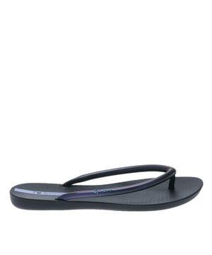 Women's Ipanema Wave Bubble Flip Flops in black.- PVC straps. - Slip-on design.- High impact and moisture absorption.- Flexpand.- Discreet Ipanema logo on the strap.- Gorgeous Ipanema embossed footbed.  - Features the unique Ipanema beach sidewalk pattern.- Flexible and rubberized expanded PVC sole with non-slip ribs. Ref: 2668625970.