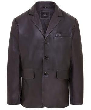 Una gran opción para crear un look sofisticado para ocasiones más formales, esta chaqueta blazer está confeccionada en nuestro cuero napa de grano completo de primera calidad. Con un solo pecho y bolsillos con solapa ubicados en la cintura, esta chaqueta viene con las características tradicionales apreciadas. Esta chaqueta también ha sido diseñada en una silueta delgada como es tradicional para las chaquetas de tres botones de estilo europeo y está ajustada en la cintura para lograr el ajuste perfecto. Cuatro botones en cada puño abierto y una sola abertura en la parte trasera de la chaqueta también se introdujeron para garantizar la comodidad y el ajuste ideal. Para el estilo, nuestra recomendación es seguir la regla de "a veces, siempre, nunca" para abrochar los tres botones para lograr el mejor look. • 100% cuero napa ultra suave de primera calidad • Blazer formal de un solo pecho con tres botones • Cuatro botones en cada puño y una sola abertura en la parte trasera de la chaqueta