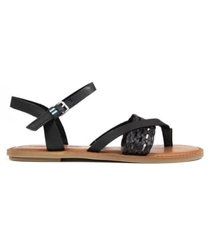 Maak kennis met de Lexie-sandaal. een op gladiatoren geïnspireerde platte damessandaal ontworpen voor dagelijks gebruik en zomerse uitstapjes. Hun mooie zwarte bandjes en leren voetbed zorgen voor comfort en zomerse stijl.