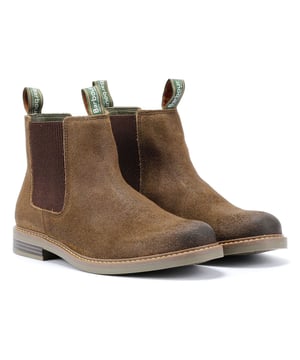 De Farsley Chelsea boot heeft een bovenwerk van suède en een treklus met het merk Barbour. De rubberen zool met houten details is met een stevige gecementeerde constructie aan het bovenwerk bevestigd voor maximale duurzaamheid en comfort.