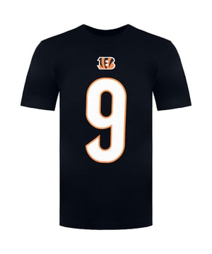 Das schwarze Nike Cincinnati Bengals #9 Joe Burrow T-Shirt mit Spielername und -nummer für Herren ist die perfekte Wahl für Fans, die ihre Verbundenheit zu Joe Burrow und den Bengals zeigen möchten. Dieses offiziell lizenzierte NFL-T-Shirt ist ideal, um Ihr Team anzufeuern, es zu Spielen zu tragen oder im Alltag Ihren Stolz auf die Bengals zu zeigen. Hauptmerkmale: Offiziell lizenziert: Dieses T-Shirt ist offiziell von der NFL lizenziert, was seine Authentizität und Übereinstimmung mit den Ligastandards gewährleistet. Spielerspezifisches Design: Das T-Shirt zeigt Joe Burrows Namen und Spielernummer und bietet so eine authentische Darstellung der Identität des Spielers. Hochwertiges Material: Dieses T-Shirt aus hochwertigen und bequemen Materialien kann den ganzen Tag getragen werden, egal ob Sie im Stadion sind oder Besorgungen machen. Stylisches Design: Das schwarze T-Shirt ist stylisch und vielseitig, sodass Sie Ihren Teamstolz in Ihre Alltagsgarderobe integrieren können. Teamlogo und -farben: Das Teamlogo und die Teamfarben der Cincinnati Bengals sind auf dem T-Shirt prominent platziert und zeigen Ihre Unterstützung für das Team. Lässige und bequeme Passform: Das T-Shirt bietet eine bequeme und entspannte Passform und eignet sich perfekt für Spieltage oder den Alltag. Strapazierfähiger Druck: Der Spielername und die Spielernummer auf dem T-Shirt sind mit hochwertigen und langlebigen Grafiken bedruckt, um eine lange Lebensdauer zu gewährleisten. Das schwarze Nike Cincinnati Bengals #9 Joe Burrow T-Shirt für Herren mit Spielername und -nummer ist eine großartige Möglichkeit, Ihre Begeisterung für Joe Burrow und die Cincinnati Bengals auszudrücken. Ob an Spieltagen, auf Partys oder im Alltag – dieses T-Shirt ist eine stylische und bequeme Wahl für Bengals-Fans.