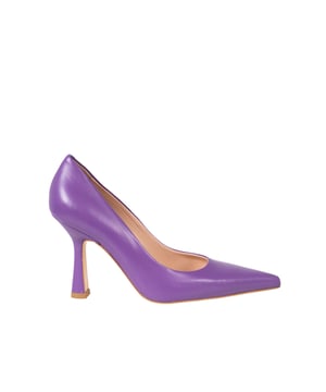 Deze schoenen zijn het toppunt van comfort, dankzij het gemakkelijke slip-on ontwerp waarmee ze snel en gemakkelijk kunnen worden aangetrokken zonder dat je ze hoeft te veteren.

De elegante spitse neus geeft deze schoenen een chique en verfijnde touch, perfect voor formele en zakelijke outfits.

De duurzame zool met logo benadrukt niet alleen de authenticiteit van het merk, maar zorgt ook voor langdurig gebruik en een veilige stap op elke ondergrond.

Ze zijn gemaakt van hoogwaardig natuurlijk leer en garanderen niet alleen duurzaamheid, maar ook ongeëvenaard comfort en een elegante look voor de komende jaren.

De stijlvolle verpakking in een merkdoos maakt deze schoenen tot een uitstekend cadeau-idee dat zeker gewaardeerd zal worden door de ontvanger.

Het label "Made in Italy" staat synoniem voor uitmuntend vakmanschap en design, waardoor deze schoenen een waar kunstwerk in de modewereld zijn.
