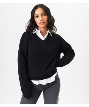 Dieser graue Oversized-Pullover mit V-Ausschnitt ist der Inbegriff von Mode und Komfort. Aus weichem, hochwertigem Material gefertigt, ist er sowohl stilvoll als auch gemütlich. Die übergroße Passform sorgt für einen schicken und entspannten Look, perfekt für jeden Anlass. Halten Sie sich warm und liegen Sie im Trend mit diesem Must-Have für Ihren Kleiderschrank.Maße:Länge: ca. 105 cm