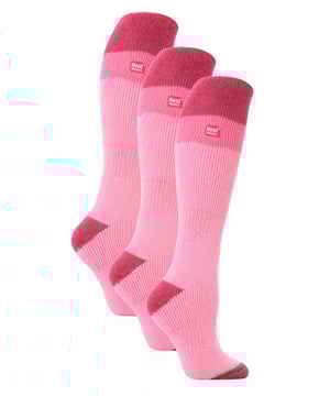 Ziehen Sie ein Paar Heat Holders Ski Socks an, die ultimative Thermosocke. Die extralange, dick gepolsterte Socke ist ideal für Skifahrer und alle Winteraktivitäten. Sie polstert Unterschenkel und Fuß und hält sie herrlich warm. Wenn Sie Ihre Skiausrüstung für die Piste aufstocken wollen, sind diese Socken perfekt, denn sie sind jetzt im 3er-Pack erhältlich, was sie zu einem tollen Preis-Leistungs-Verhältnis macht! Die dicken, klobigen Socken mit einem Tog-Wert von 2,34 sind mehr als 7x wärmer als einfache Baumwollsocken (0,33 Tog)! Das liegt daran, dass sie aus einem speziell entwickelten Thermogarn hergestellt wurden, das eine leistungsstarke Isolierung gegen die Kälte bietet und gleichzeitig eine hervorragende Feuchtigkeitsableitung ermöglicht. Außerdem sorgen die Heat Holders Loops für eine einzigartige Polsterung, die noch mehr warme Luft einschließt und Ihre Füße den ganzen Tag über bequem und komfortabel hält. Diese extremen Socken werden von einem Experten gebürstet, wodurch die Innenseite nicht nur sensationell weich ist, sondern auch dazu beiträgt, die Menge an warmer Luft zu maximieren, die in der Nähe der Haut gehalten wird, wodurch Ihre Füße länger warm bleiben! Dieses 3er-Pack Socken ist für Damen in den Größen 4-8 UK und in 6 verschiedenen Farben erhältlich. Sie bestehen aus 91% Acryl, 5% Nylon, 3% Polyester, 1% Elasthan und sind maschinenwaschbar.