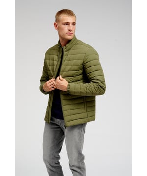 Jas van TeeShoppen  Prachtige en stijlvolle jas van TeeShoppen. Met deze mooie jas van TeeShoppen kan je niet fout gaan. 
 De jas wordt hier getoond in het groen. Het is een perfecte aanvulling op je outfit en garderobe. 
  Welke maat heeft de jas?  De jas is verkrijgbaar in 6 verschillende maten. Bekijk en kies je maat onder "maat". 
 De maten zijn afgestemd op mannen. 
  Over TeeShoppen  Bij TeeShoppen geloven we niet altijd dat prijs en kwaliteit hand in hand gaan, en dat willen we bewijzen. Het doel van ons assortiment is om je de mogelijkheid te geven om je garderobe uit te breiden met kleding die zowel basic als modern is. En we doen geen concessies aan kwaliteit en design. Onze kleding is ontworpen om gemakkelijk te stylen en gemaakt van de beste materialen. Dit zorgt ervoor dat je kleding hebt die comfortabel is om te dragen en geschikt is voor alle gelegenheden. Wil je een tijdloze leverancier van mode voor zowel mannen als vrouwen? Dan is TeeShoppen de plek voor jou. We zijn gespecialiseerd in de verkoop van basic kleding. Je betaalt niet voor dure merken en kosten, maar alleen voor kwaliteit en service. We breiden ons assortiment voortdurend uit, zodat je altijd de nieuwste mode bij ons kunt kopen. 
  Aanbiedingen op Light Puffer Jacket - Olive Night  De Light Puffer Jacket - Olive Night van TeeShoppen is momenteel in de aanbieding. Koop het nu!