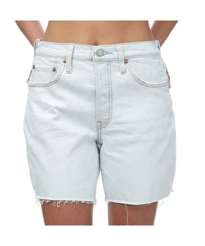 Dames Levis 501 Mid Thigh Shorts in lichtblauw.- 5-pocketconstructie. - Knoopsluiting.- Merkleren patch achteraan in de taille.- Hoge taille.- Stretch.- 99% Katoen 1% Elastane.- Ref: 858330036