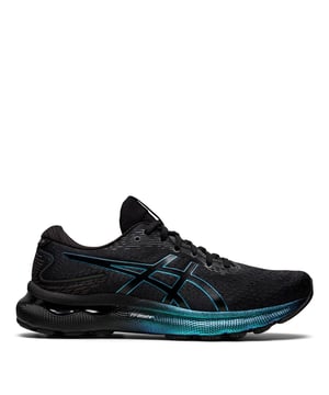 La zapatilla ASICS GEL-NIMBUS™ 24 PLATINUM ofrece una avanzada protección contra impactos para tu entrenamiento de larga distancia. Al crear un aterrizaje más suave en cada paso, esta zapatilla también es aproximadamente 10g más ligera que la versión anterior. Su combinación de colores presenta acentos plateados en la parte superior que se complementan con un acabado iridiscente en la entresuela. La malla técnica suave y el panel flexible en el mediopié hacen que estas zapatillas sean más cómodas durante las largas carreras. Al moverse sin problemas con tu pie, estas zapatillas ayudan a que tu zancada se sienta más suave en cada paso. La amortiguación FF BLAST™ PLUS mantiene la zapatilla ligera mientras aumenta la absorción de impactos en cada paso. Con un despegue más receptivo, estas zapatillas también crean una sensación más cómoda bajo el pie. 

Tecnología y características:
- La parte superior de malla técnica envuelve el pie con una sensación suave mientras mejora la transpirabilidad.
- La tecnología GEL™ en el talón y la puntera mejora la absorción de impactos y crea una sensación más suave al contacto con el suelo.
- La tecnología TRUSSTIC™ mejora la estabilidad.
- La amortiguación FF BLAST™ PLUS crea un aterrizaje más suave y un despegue más receptivo.
- La amortiguación FLYTEFOAM™ proporciona una absorción de impactos ligera.
- La plantilla OrthoLite™ X-55 mejora la comodidad al calzarse.
- Los detalles reflectantes mejoran la visibilidad en condiciones de poca luz.
- La construcción 3D SPACE CONSTRUCTION™ mejora la compresión al contacto con el suelo.
- Al menos el 30% del material principal de la parte superior de la zapatilla está hecho con materiales reciclados para reducir residuos y emisiones de carbono.
- El caucho ASICS LITE es más ligero y resistente que los cauchos estándar de suela exterior. También se utiliza parcialmente nanofibra de celulosa biológica.
