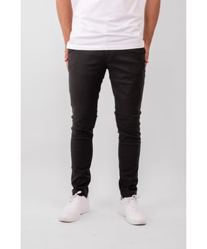 Unsere beliebten Performance Pants™ gibt es jetzt in einer neuen Struktur! Wenn Sie auf der Suche nach der perfekten Alltagshose sind, die viel Stretch für volle Bewegungsfreiheit bietet, dann haben Sie sie hier gefunden! Unsere Structure Performance Pants™ besteht aus 98 % Baumwolle und 2 % Elastan, sodass Sie weder auf Komfort noch auf Funktionalität verzichten müssen. Der Stoff ist so gewebt, dass die Fasern eine strukturierte Oberfläche bilden, die aus der Nähe betrachtet werden kann, und die Hose hat außerdem unechte Gesäßtaschen. Alle Hosen aus unserer Perform-Kollektion werden mit einem Ziel vor Augen entworfen: die beste Kleidung für diejenigen zu schaffen, die hohe Ansprüche an die Funktionalität und Qualität ihrer Kleidung stellen. Deshalb sind alle Kleidungsstücke der Perform Collection aus guten, dehnbaren und weichen Materialien gefertigt, die den ganzen Tag über bequem zu tragen sind.

Hier sehen Sie eine Hose in der Farbe Schwarz.

Die Hose hat eine schmale Passform. Das Modell ist auch in Regular fit erhältlich.

Welche Größe hat die Hose? Die Hose kann in 18 verschiedenen Größen ausgewählt werden. Siehe und wählen Sie Ihre Größe unter "Größe".

Die Größen sind für Männer angepasst.

Über TeeShoppen: Bei TeeShoppen glauben wir nicht immer, dass Preis und Qualität Hand in Hand gehen, und wir wollen das beweisen. Unser Sortiment umfasst modische Basic-Kleidung, die wir selbst tragen möchten. Und sie ist nicht langweilig, nur weil sie einfach ist. Die Kleidungsstücke sind aus luxuriösen Materialien gefertigt, die angenehm zu tragen sind und sich für jede Gelegenheit stylen lassen. Sie suchen nach einem Ort, an dem Sie zeitlose Kleidung für Männer und Frauen finden? Bei TeeShoppen zahlen Sie nicht für teure Marken und Kosten - nur für Qualität und Service. Wir erweitern ständig unser Sortiment, so dass Sie bei uns immer die neueste Mode kaufen können.