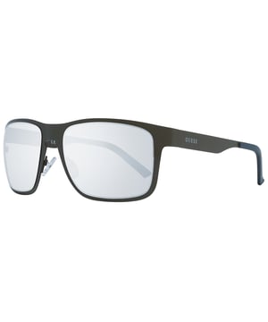 Las gafas de sol grises GF0197 20C de Guess tienen una montura rectangular clásica que transmite una sensación de elegancia atemporal. La montura está hecha de metal de alta calidad, conocido por su durabilidad y ligereza, lo que garantiza una comodidad duradera durante todo el día. Las patillas finas incorporan el logotipo de Guess para dar un toque de sofisticación.