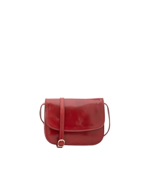 Bolso bandolera para mujer. El cierre es con imán. Los bolsillos internos son uno con cremallera. Los bolsillos externos son uno en la espalda con cremallera. La bandolera es ajustable en piel. Falta el mango. Hay tres compartimentos internos. El material exterior es auténtica piel de vacuno. Internamente está forrado en algodón. Medidas: 27x20x12 cm. Hecho en Italia