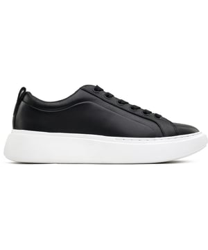 Dale estilo a tu look con las zapatillas de deporte Amber Tenn de BOSS. Estas zapatillas, confeccionadas con parte superior de cuero de primera calidad y suelas de goma duraderas, están diseñadas para brindar comodidad durante todo el día con un toque deportivo. La combinación de colores negros sobre una suela exterior gruesa de color blanco y un diseño intrincado te permiten combinarlas a la perfección con cualquier atuendo informal. Ponte estas zapatillas versátiles para lograr un look refinado pero relajado y afrontar tu día sin esfuerzo.