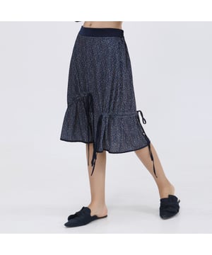 Ein elegantes, bequemes Zimmer, geschnitten in einem Liberty-Druck auf dehnbarem und flexiblem Samt. Geschmückt mit Satinbändern zum Binden und Anziehen, um Raffungen zu erzeugen. Mit einer schlichten Bluse oder Jacke zu assoziieren. Accessorize als auch mit Stiefeln, Turnschuhen oder Derbies je nach dem gewählten Stil.

Einzelheiten zum Produkt:
Form: Trapez
Länge: 64 cm
Elastischer Gürtel im Rücken