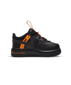 De Nike Air Force 1 is een van de meest legendarische sneakers op de markt. Zijn kenmerken: stoer leren bovenwerk en details die hem onderscheiden van de rest. De Nike Air Force 1 werd voor het eerst uitgebracht in 1982 en veranderde de wereld. Om de Air Force destijds te promoten en het basketbalpubliek bewust te maken van de schoen, lanceerde Nike een grootschalige marketingcampagne met de sterren van de toenmalige NBA.