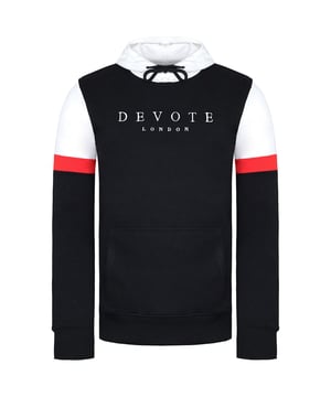 De Devote London Epps Mens Black/White Hoodie is een stijlvolle en comfortabele hoodie die perfect is om elke dag te dragen. Hij is gemaakt van een zachte en lichtgewicht katoenmix die perfect is om in laagjes te dragen. De hoodie heeft een ronde hals, een relaxte pasvorm en een kangoeroezak, waardoor het een veelzijdige optie is die zowel omhoog als omlaag gekleed kan worden.

De hoodie is gemaakt van een mix van 60% katoen en 40% polyester. Deze mix maakt de hoodie zacht, lichtgewicht en duurzaam. De hoodie heeft ook een relaxte pasvorm, waardoor hij comfortabel zit. De ronde hals is een klassieke halslijn die zowel stijlvol als comfortabel is. De kangoeroezak is praktisch en perfect om kleine spullen in op te bergen.


De hoodie heeft een opvallend zwart-wit kleurenschema. Het zwart is een klassieke kleur die perfect te combineren is met andere kleuren, terwijl het wit zorgt voor een vleugje contrast. Het kleurenschema is perfect voor een casual look, maar kan ook worden aangekleed voor formelere gelegenheden.


De hoodie heeft een Devote London logopatch op de borst. Het logo is klein en ingetogen, zodat het niet afdoet aan de algehele look van de hoodie.


De hoodie kan in de wasmachine, dus hij is gemakkelijk te onderhouden. Het is ook een relatief betaalbare hoodie, dus hij heeft een goede prijs-kwaliteitverhouding.


Over het geheel genomen is de Devote London Epps Mens Black/White Hoodie een goede keuze voor mannen die op zoek zijn naar een stijlvolle en comfortabele hoodie die perfect is om elke dag te dragen. Het is een goede optie voor mannen die een relaxte pasvorm en een ronde hals willen.